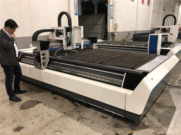 taglio di tubi e lamiera in una macchina da taglio laser 700-6000w